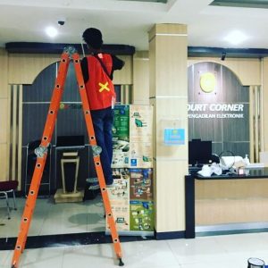 Proses Pemasangan Kamera CCTV Di Ruang Lobby Kantor Pengadilan Negeri