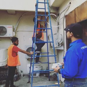 Briefing Dengan Tim Untuk Pemasangan Jalur Kabel Outdoor