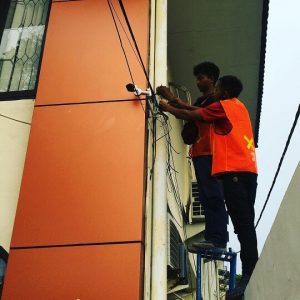 Proses Pemasangan CCTV Parkiran Gedung Pengadilan Negeri